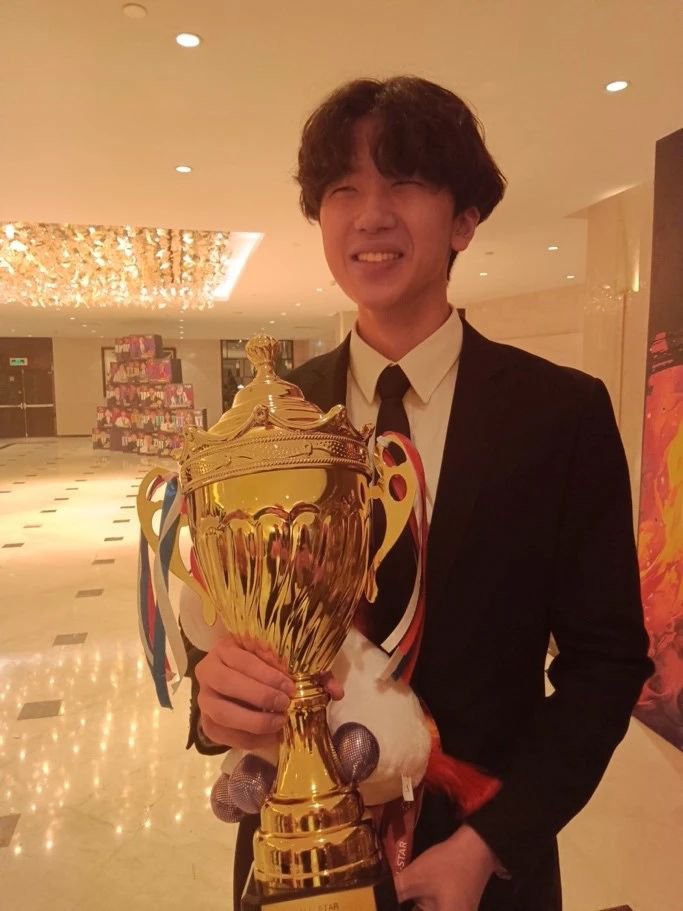 Jackson Shi (Holding the Gold Trophy)
